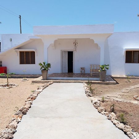 Red Land House Bed & Breakfast วาตามู ภายนอก รูปภาพ