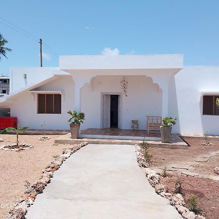 Red Land House Bed & Breakfast วาตามู ภายนอก รูปภาพ