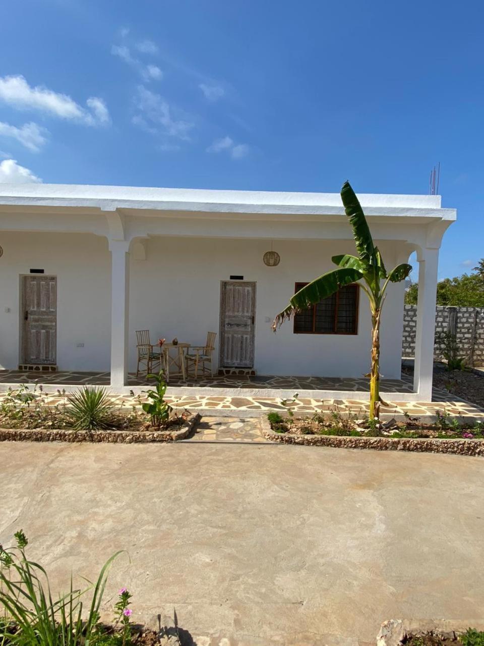 Red Land House Bed & Breakfast วาตามู ภายนอก รูปภาพ