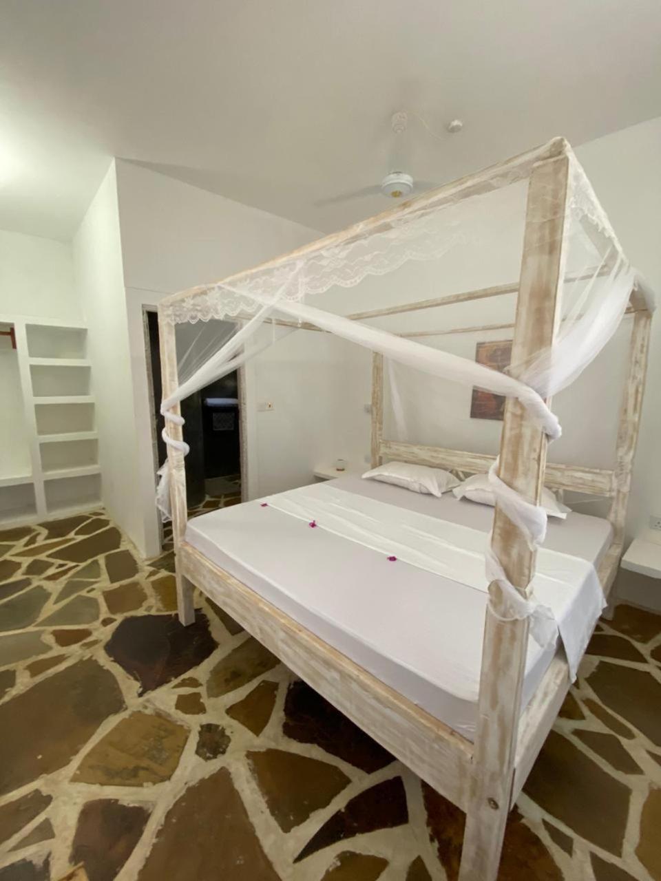 Red Land House Bed & Breakfast วาตามู ภายนอก รูปภาพ