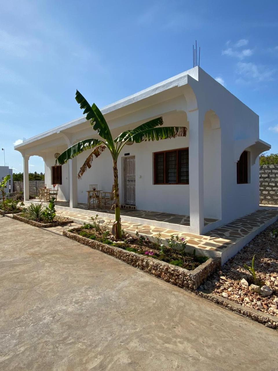 Red Land House Bed & Breakfast วาตามู ภายนอก รูปภาพ