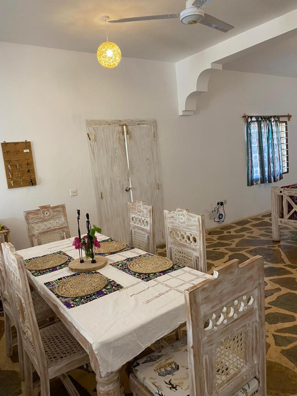 Red Land House Bed & Breakfast วาตามู ภายนอก รูปภาพ