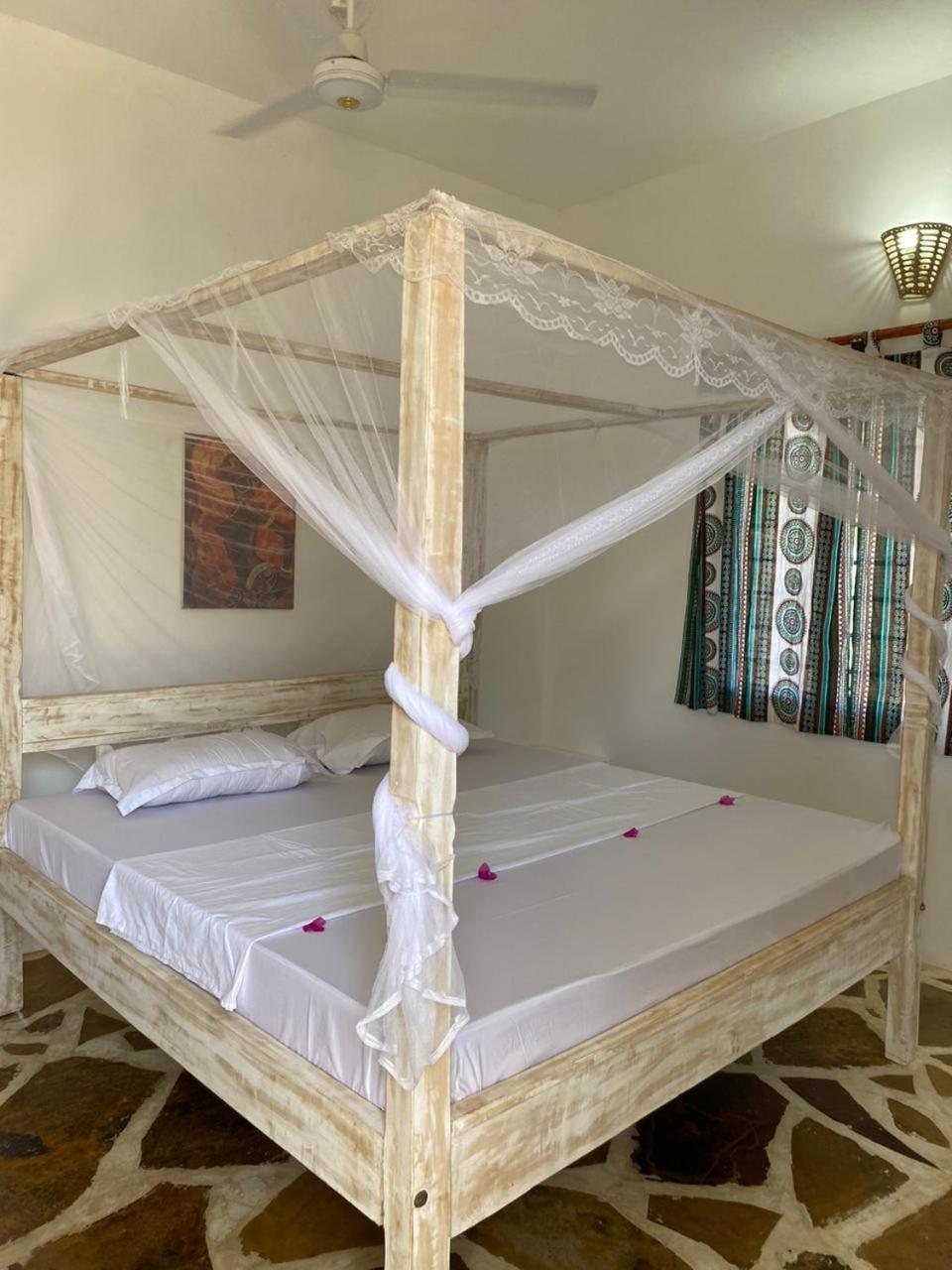 Red Land House Bed & Breakfast วาตามู ภายนอก รูปภาพ